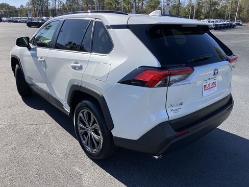 Used 2022 Toyota RAV4 XLE Premium image 3
