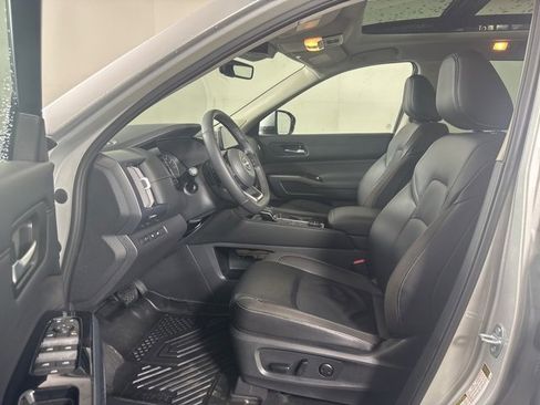 Used 2025 Nissan Pathfinder SL w/ SL Premium Package image 12