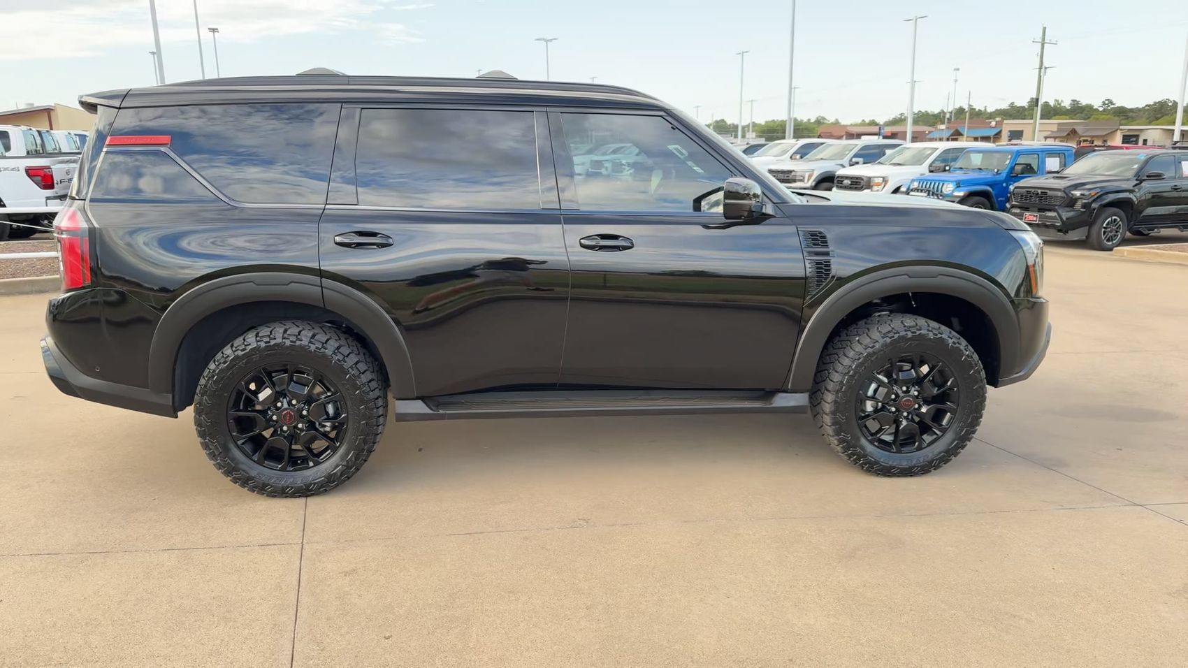 Used 2025 Nissan Armada PRO-4X AWD/4WD image 2
