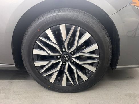 Used 2025 Nissan Altima 2.5 SV FWD image 11