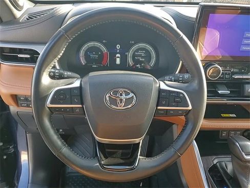 Used 2023 Toyota Highlander Platinum image 9