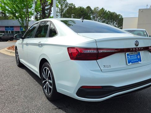 Used 2026 Volkswagen Jetta SE FWD image 3