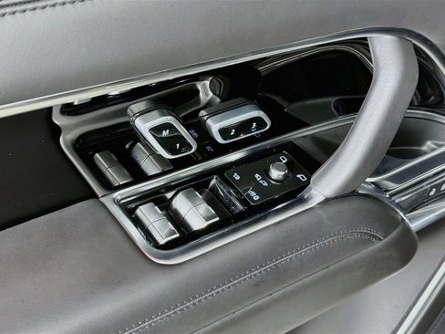 Certified 2025 Land Rover Range Rover SE AWD/4WD image 18