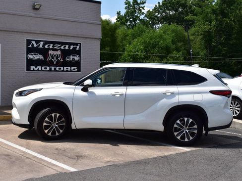 Used 2020 Toyota Highlander XLE AWD/4WD image 3