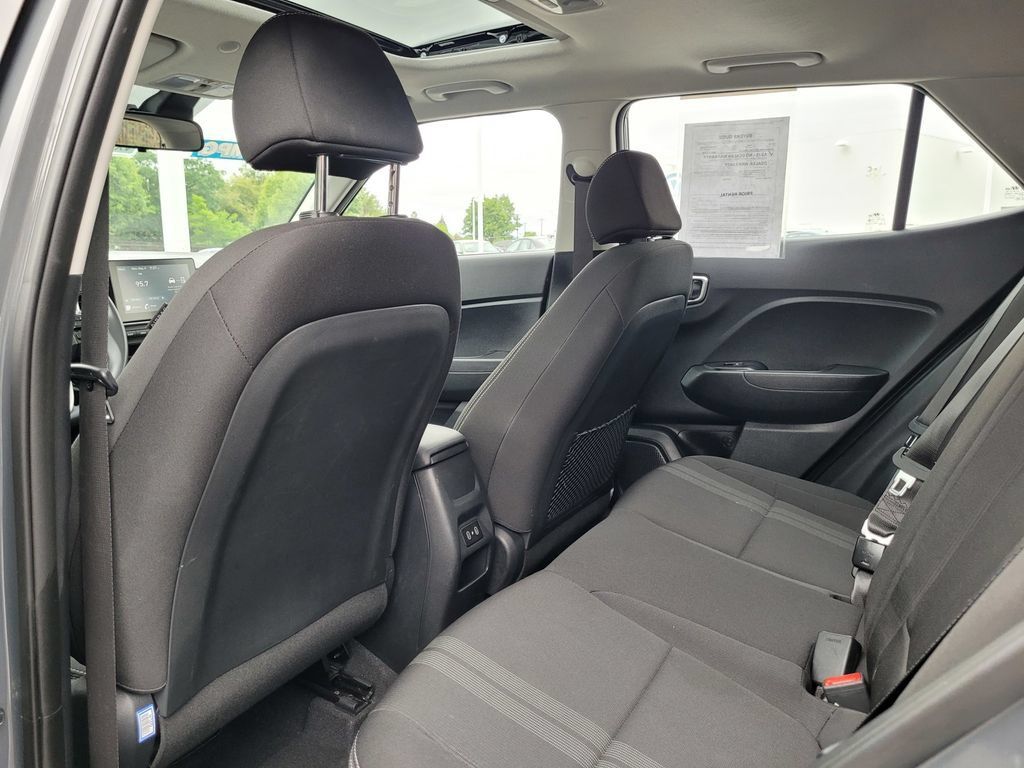 Used 2025 Hyundai Venue SEL FWD image 15
