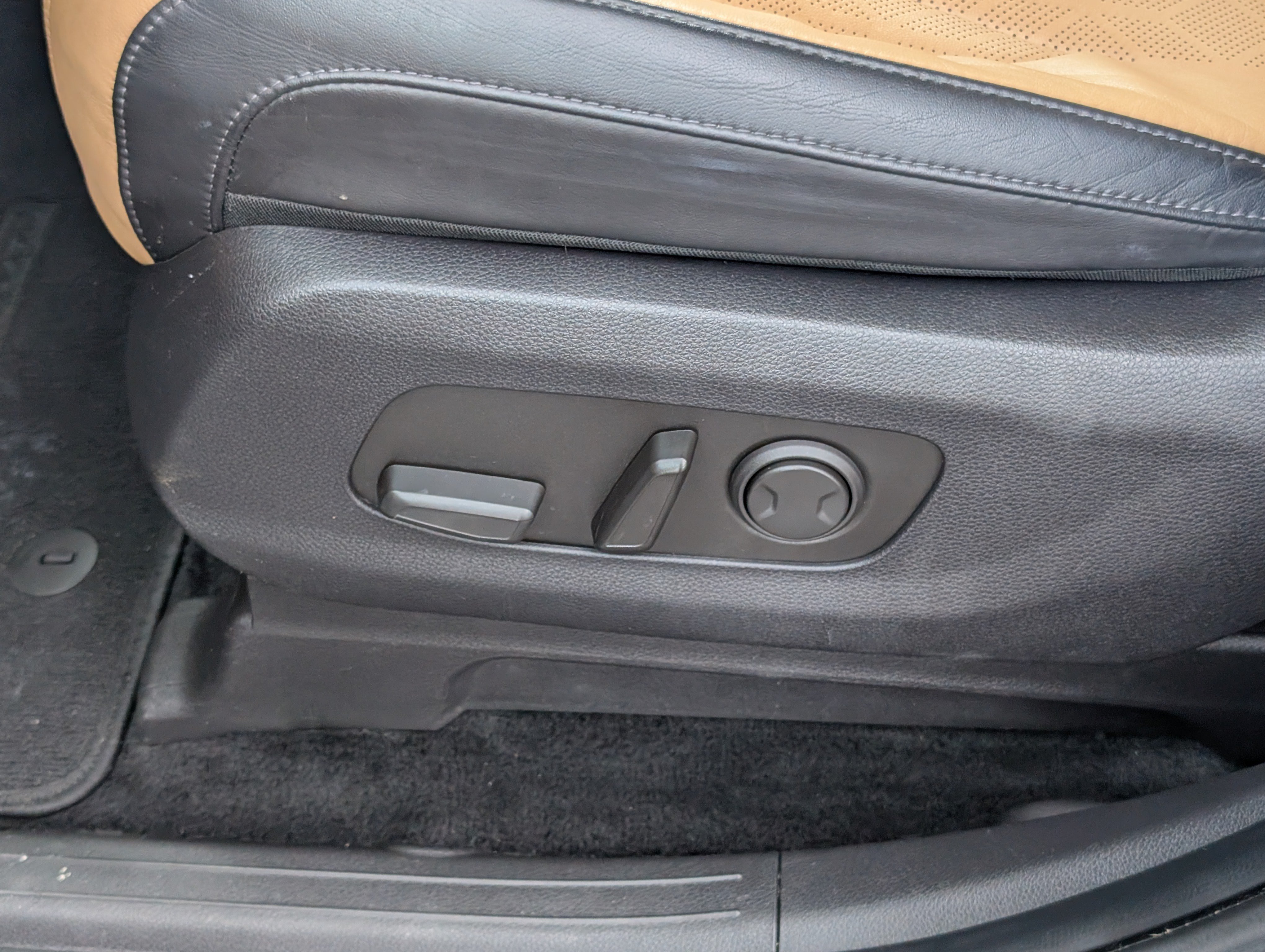 Used 2024 Kia Carnival EX FWD image 16