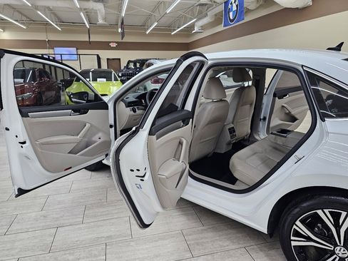 Used 2021 Volkswagen Passat 2.0T SE image 16