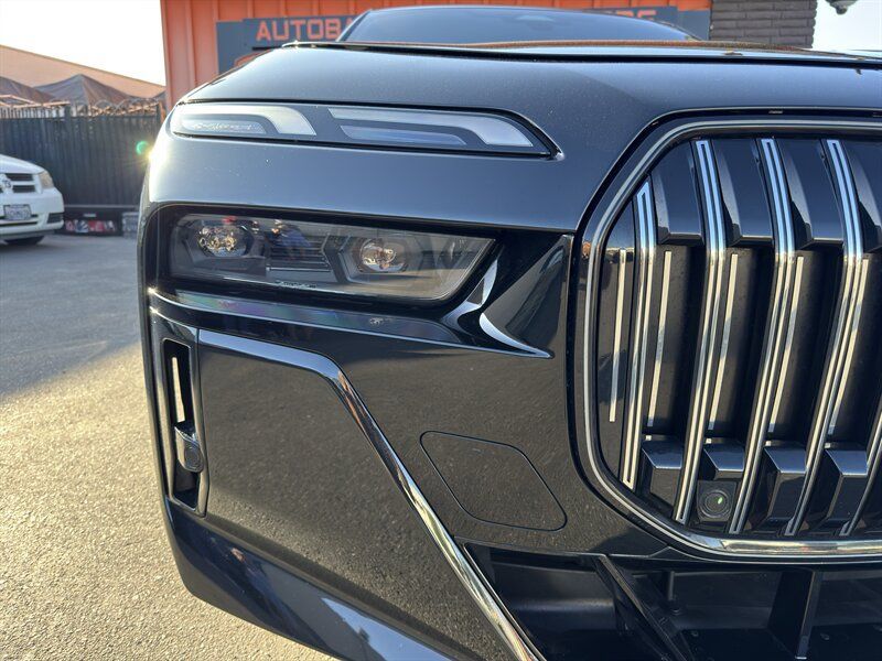 Used 2025 BMW i7 eDrive50 w/ M Sport Package RWD image 3