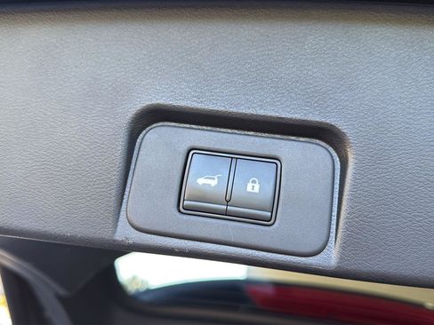 Used 2025 Nissan Rogue SV FWD image 33