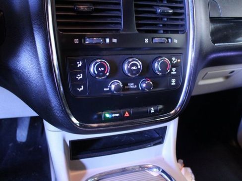 Used 2018 Dodge Grand Caravan SXT image 18