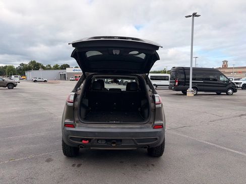 Used 2019 Jeep Cherokee Trailhawk w/ Comfort/Convenience Group AWD/4WD image 9