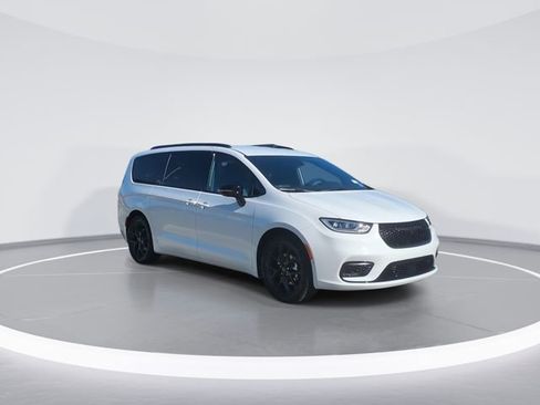 New 2026 Chrysler Pacifica Select w/ S Appearance Package image 2