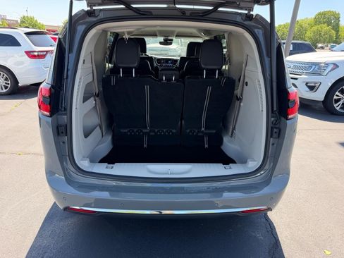 Used 2023 Chrysler Pacifica Touring-L FWD image 5