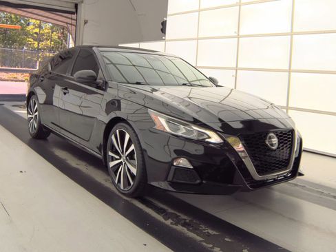 Used 2020 Nissan Altima 2.5 SR FWD image 2