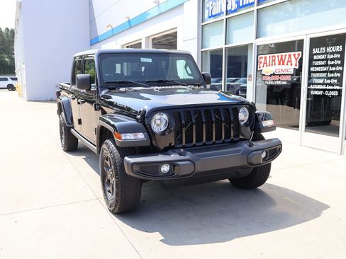 Used 2021 Jeep Gladiator Sport AWD/4WD image 2