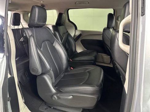 Used 2024 Chrysler Pacifica Select image 27