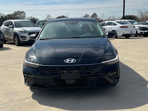 Used 2025 Hyundai Elantra Limited image 2