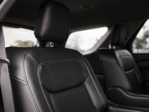 Used 2022 Ford Explorer XLT w/ Equipment Group 202A image 32