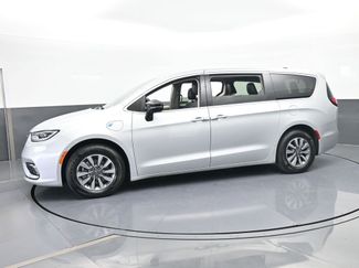 Used 2024 Chrysler Pacifica Select video 2