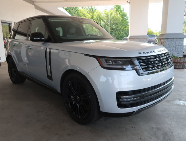 Used 2025 Land Rover Range Rover SE AWD/4WD image 3
