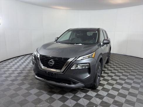 Used 2022 Nissan Rogue SV image 2