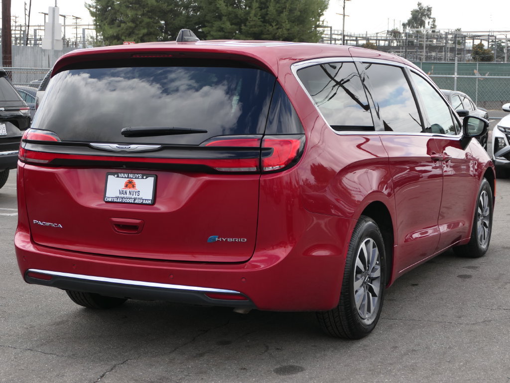 Used 2024 Chrysler Pacifica Limited FWD image 3