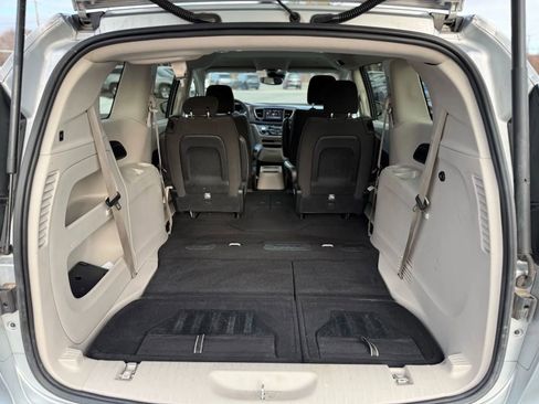 Used 2023 Chrysler Voyager LX image 13