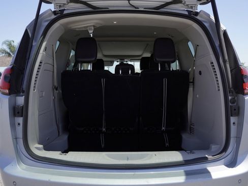 Used 2023 Chrysler Pacifica Limited image 6