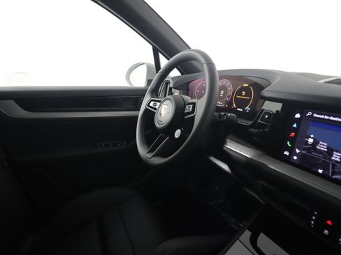 Used 2025 Porsche Cayenne image 12