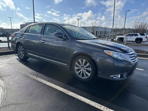 Used 2011 Toyota Avalon Limited image 2