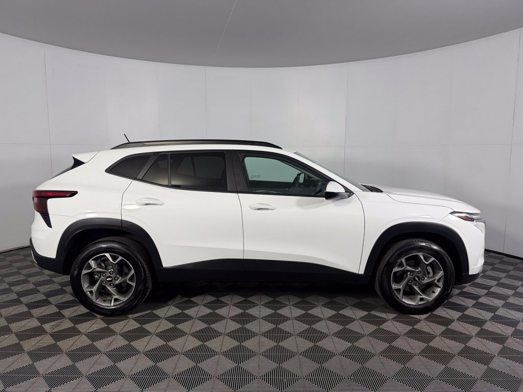 Used 2025 Chevrolet Trax LT FWD image 6