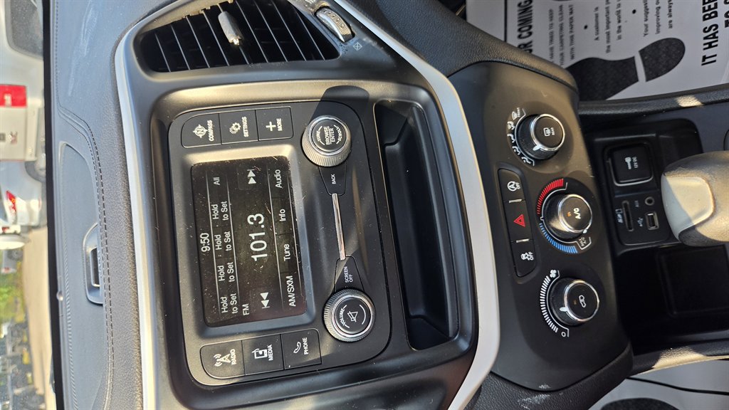 Used 2018 Jeep Cherokee Latitude FWD image 16