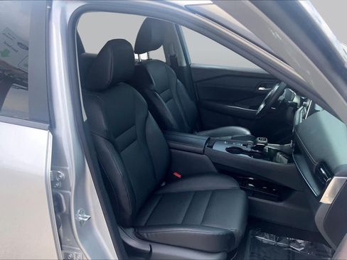 Used 2023 Nissan Rogue SV w/ SV Premium Package FWD image 9