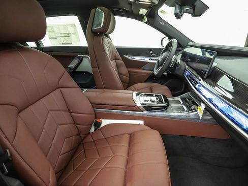 Used 2026 BMW 750e xDrive image 33