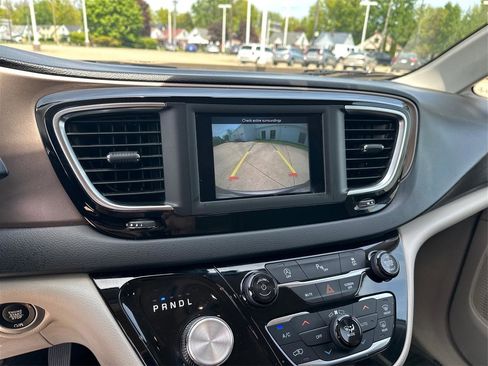 Used 2018 Chrysler Pacifica Touring-L FWD image 27