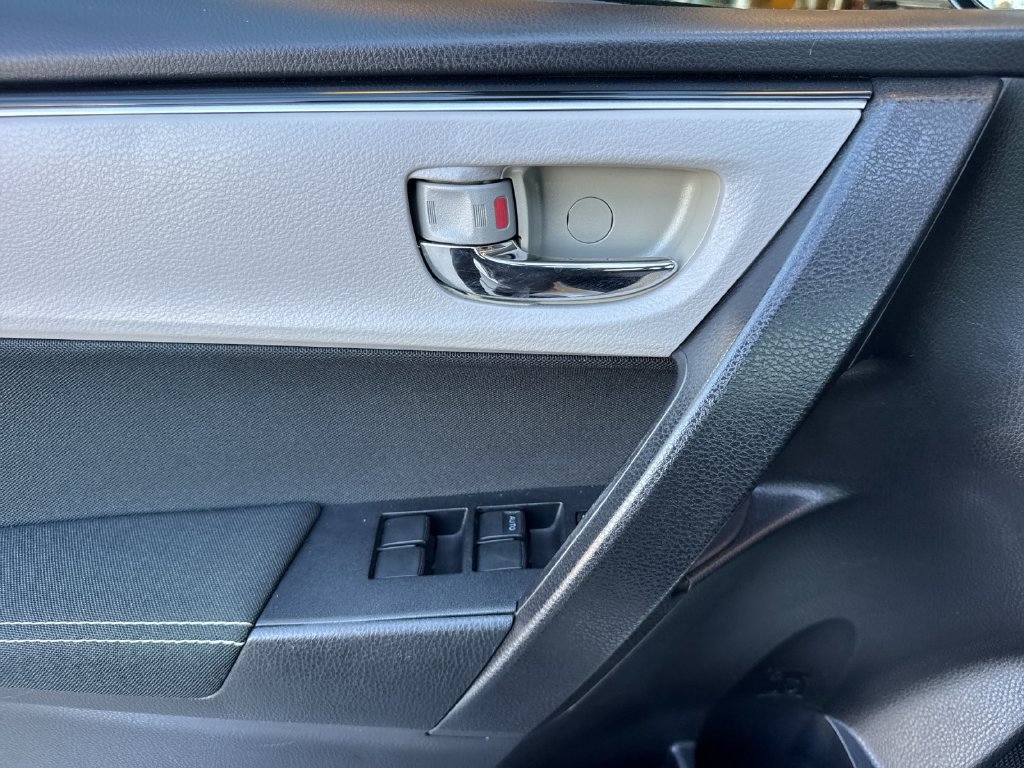 Used 2018 Toyota Corolla LE FWD image 12