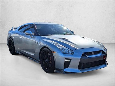 Used 2017 Nissan GT-R Premium image 3