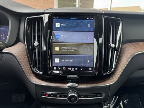 Used 2022 Volvo XC60 B5 Momentum w/ Climate Package image 18