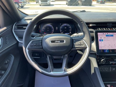 Used 2024 Jeep Grand Cherokee Limited AWD/4WD image 11