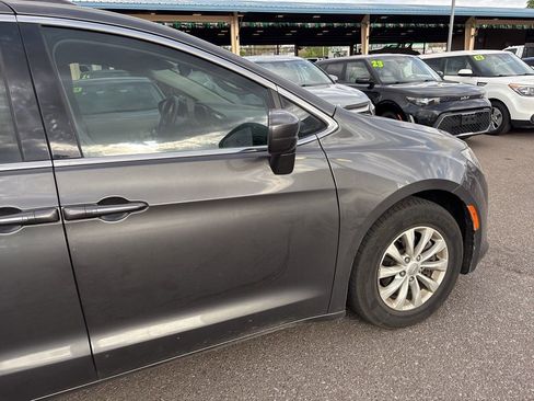 Used 2017 Chrysler Pacifica Touring-L image 12