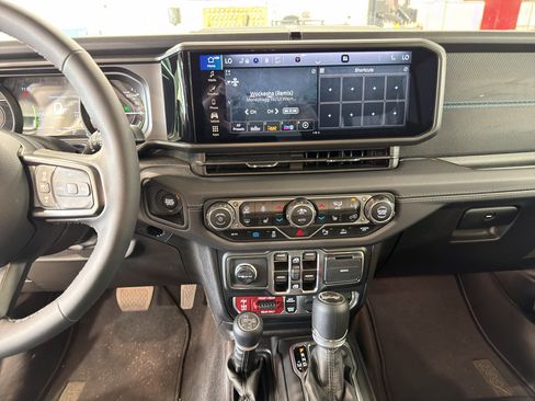 Used 2025 Jeep Wrangler Unlimited Rubicon 4xe w/ Safety Group AWD/4WD image 7