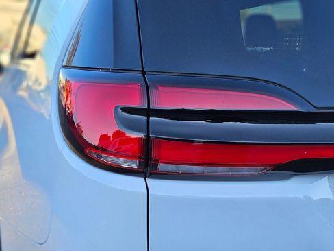 New 2026 Chrysler Pacifica Select image 9