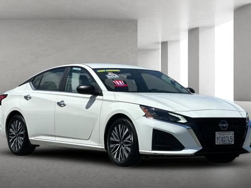 Used 2025 Nissan Altima 2.5 SV FWD image 2