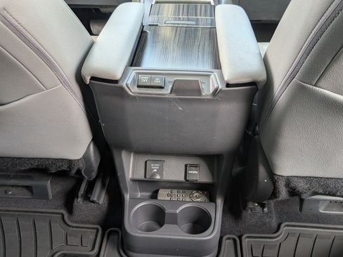 Used 2023 Toyota Sienna Limited FWD image 8