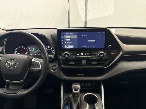 Used 2023 Toyota Highlander XLE FWD image 30