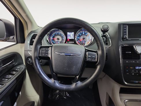 Used 2014 Chrysler Town & Country Touring-L FWD image 12