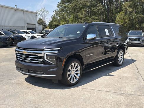 Used 2025 Chevrolet Suburban Premier AWD/4WD image 3