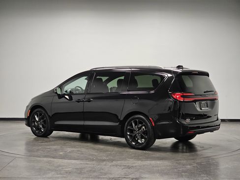 Used 2025 Chrysler Pacifica Limited image 6