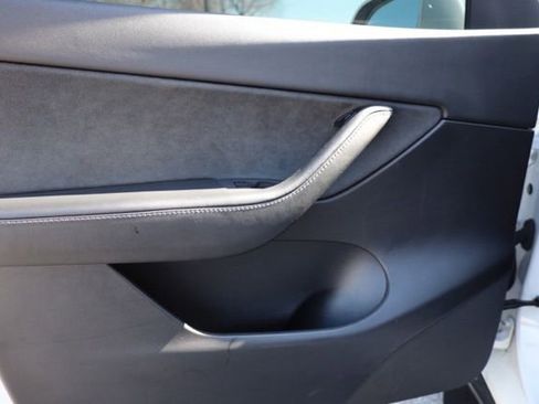 Used 2021 Tesla Model Y Long Range image 19