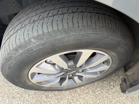 Used 2023 Chrysler Pacifica Touring-L image 13